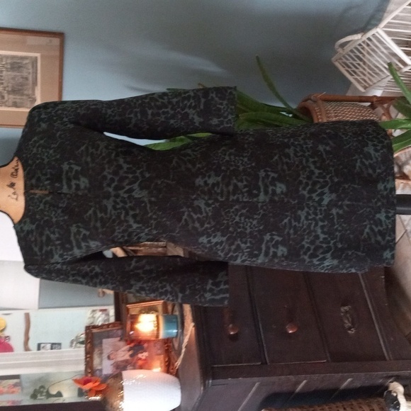 Lark & Ro Black and Green Leopard Print Long Sleeve Midi Dress - Picture 4 of 16